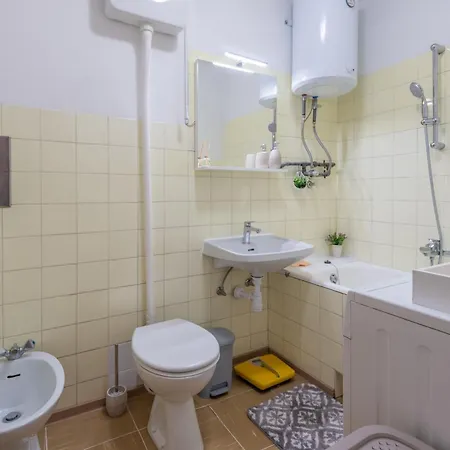 Sunnyrose - Walking Distance From Znjan - Free Public Parking - Huge Balcony * Сплит